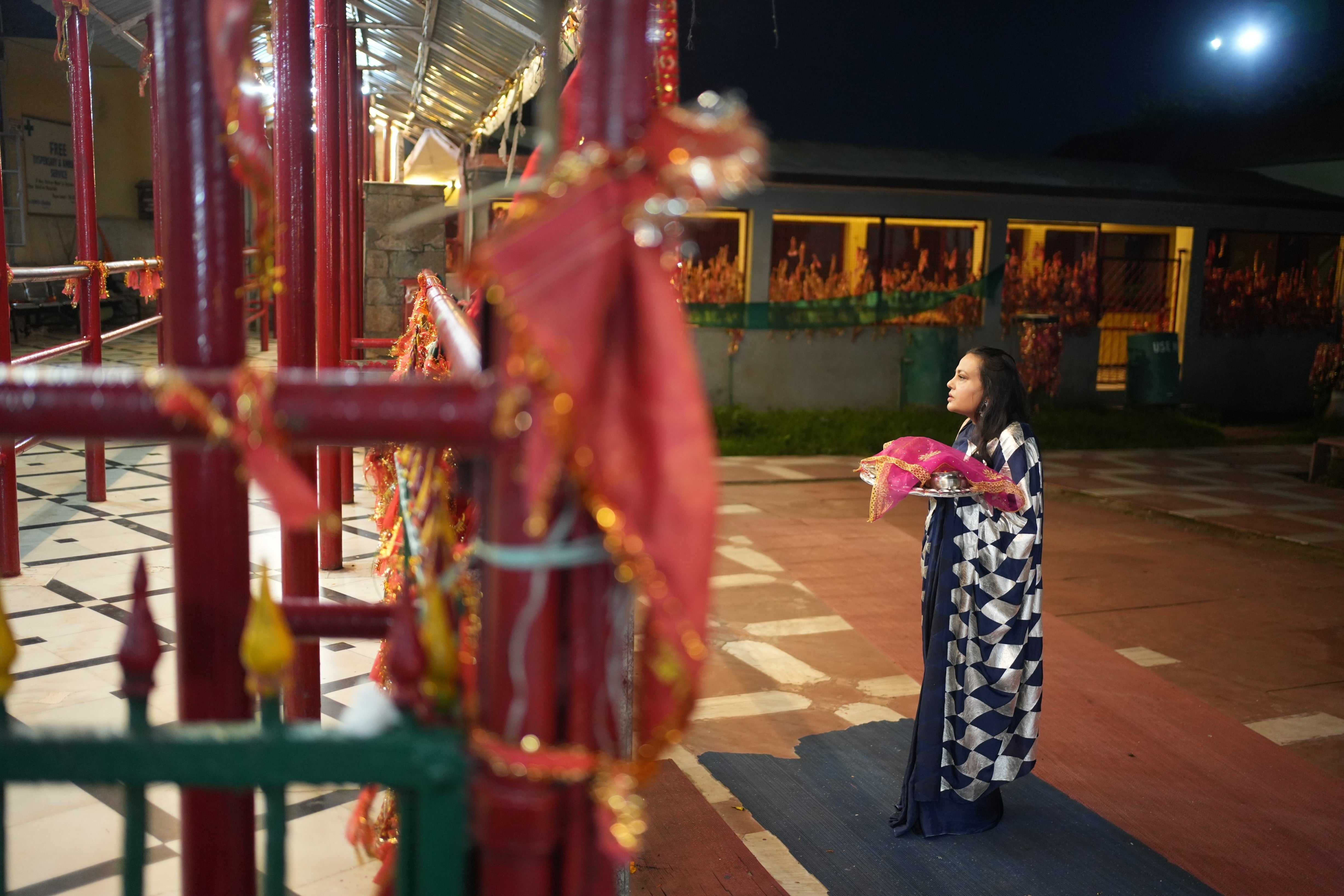 How to Create an Auspicious Saree Gifting Ceremony